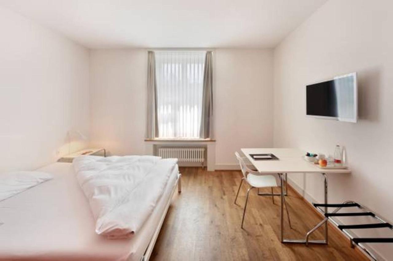 Hotel Im Schlosspark Binningen Стая снимка